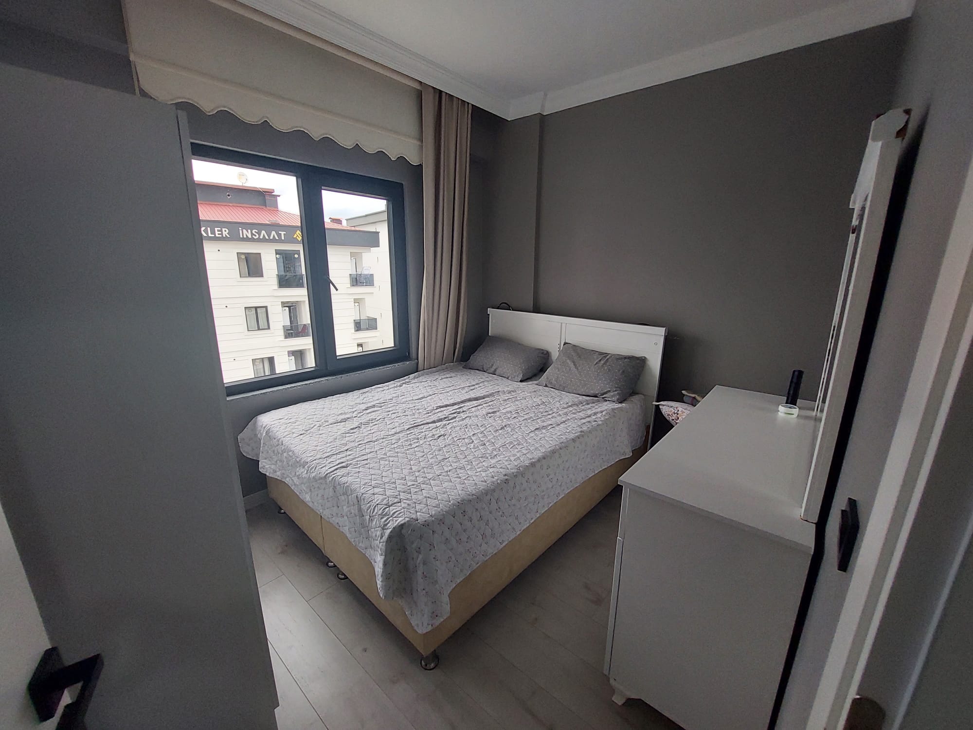 CUMHURİYET MAH. AYZEK OTEL YANINDA SATILIK EŞYALI 1+1